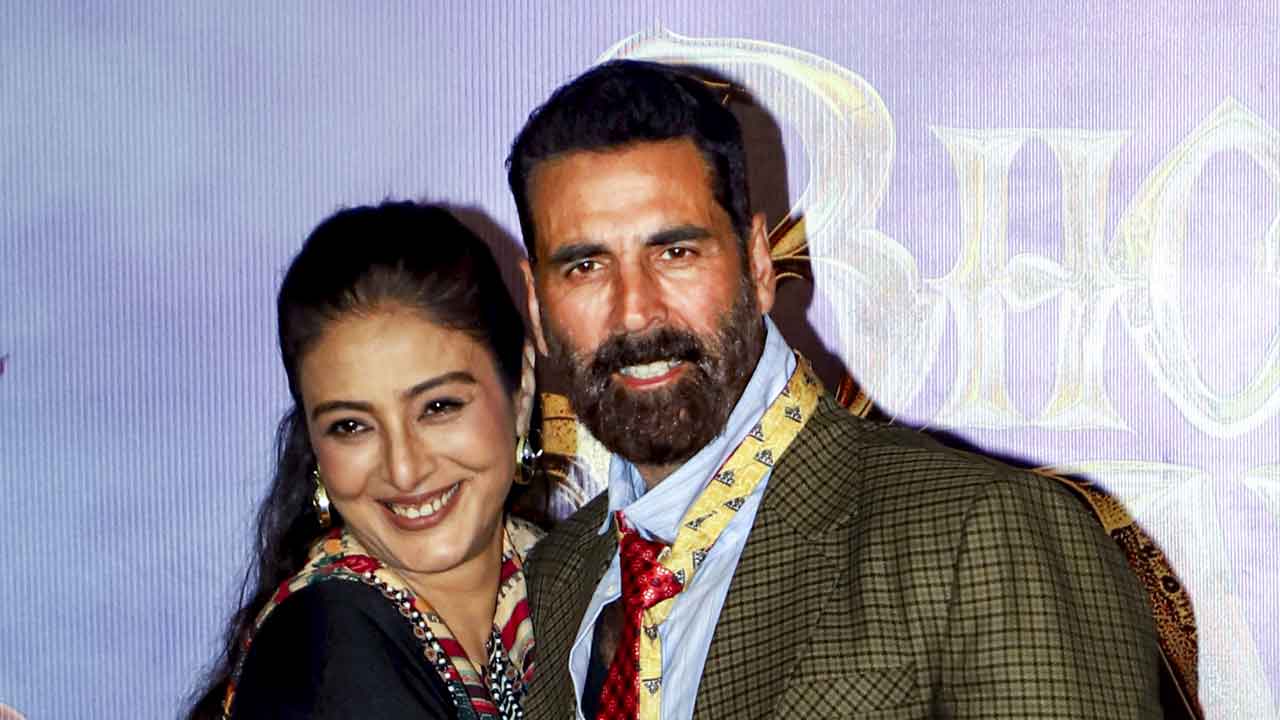 (বাঁ দিকে) তব্বু, (ডান দিকে) অক্ষয় কুমার।