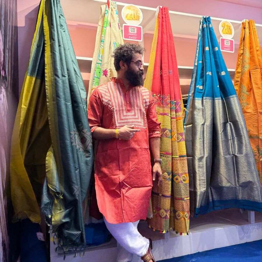 তাদের অনন্য ডিজ়াইন স্বচক্ষে দেখতে ‘রেশম শিল্পী’-র হাতিবাগানের স্টোরে পৌঁছে গেছিলেন ইনফ্লুয়েন্সার সঞ্জু বারুই। সেখানে তিনি তাঁর মায়ের শাড়ি কেনার পাশাপাশি নিজের জন্য বেছে নিলেন গুটিকয়েক পাঞ্জাবিও। 