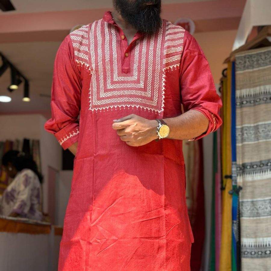 লালের ওপর সুঁতোর কাজ করা এই পাঞ্জাবি যেমন কেতাদোরস্ত তেমনি তার চেহারার সঙ্গেও একদম মানানসই। 