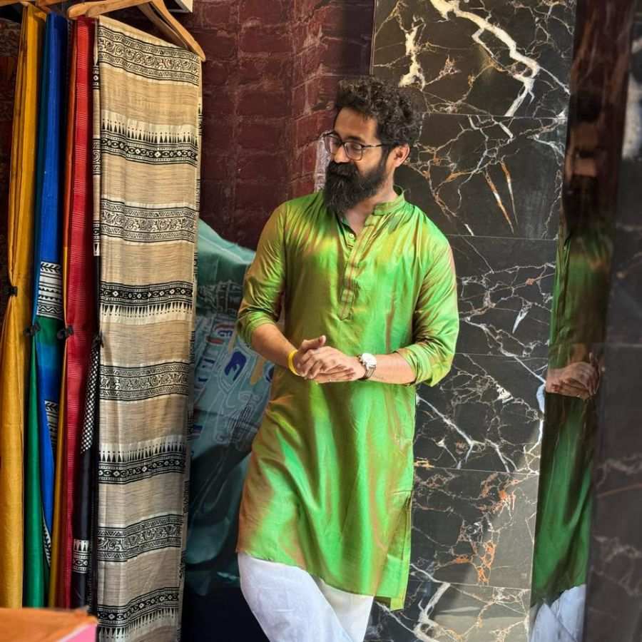 শুধু কি একটা কিনে মন ভরে! রেশমের উপর উজ্জ্বল সবুজ এই পাঞ্জাবি দারুণ এক প্রাণবন্ত স্টাইল তৈরি করেছে। 