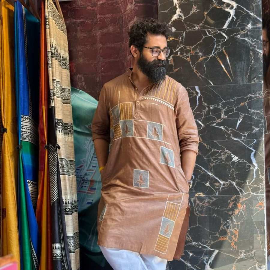 আর বাদামি রঙের এই পাঞ্জাবি পুরো চেহারাই বদলে দেয়। এর উপর সুতোর কাজ যেমন সুন্দর তেমন আধুনিক। 