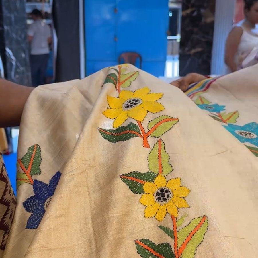 এতো গেল পাঞ্জাবি! শাড়ির সম্ভার দেখলে মনে হয় কোনটা ছেড়ে কোনটা নিই। সঞ্জুও তার মায়ের জন্য শাড়ি নেওয়ার সময় ঠিক এইভাবেই বিভ্রান্ত হয়েছিল। 