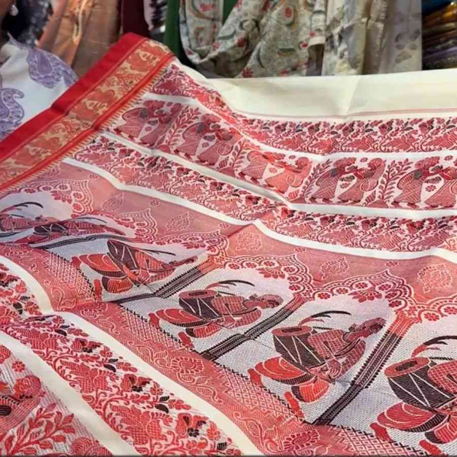 গোটা শাড়ি জুড়ে সুতোর নিপুণ কাজ যে দেখবে তারই এক দেখায় নিতে মন চাইবে। 