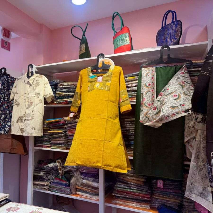 শাড়ি ছাড়াও মহিলাদের জন্য নানারকম কুর্তির সম্ভার আপনাকে মুগ্ধ করবেই। 