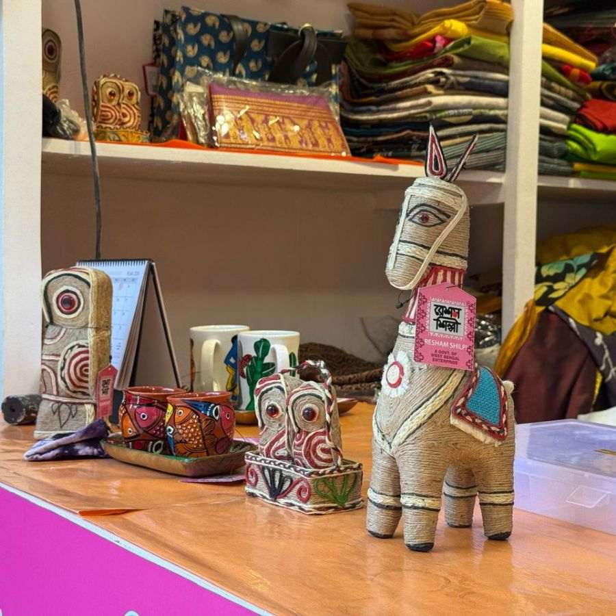 শুধু কি পুরুষ এবং মহিলাদের পোশাক! ‘রেশম শিল্পী’-র স্টোরে পেয়ে যাবেন ঘর সাজানোর চমৎকার সব জিনিস, যা শুধু আপনার ঘরের শোভাই বাড়াবে না, এনে দেবে আভিজাত্যের ছোয়াঁ। 