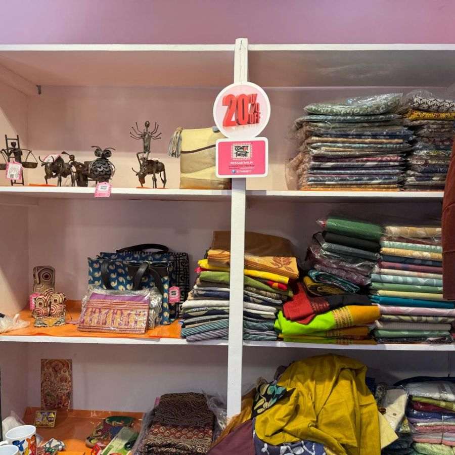 তাহলে শাড়ি হোক কিংবা পাঞ্জাবি অথবা ঘর সাজানোর জিনিস, হাতিবাগানে রেশম শিল্পী-র স্টোরে পাবেন আপনার মনের মতো সব কিছুই ২০ শতাংশ ছাড়ে। এছাড়াও পয়লা বৈশাখ পর্যন্ত থাকছে আকর্ষণীয় অফার। বাছাই করা জিনিসের ওপর ৩০ শতাংশ অবধি ছাড়।   এটি একটি স্পনসর্ড প্রতিবেদন। এই প্রতিবেদনটি ‘রেশম শিল্পী’—এর সঙ্গে এবিপি ডিজিটাল ব্র্যান্ড স্টুডিয়ো দ্বারা যৌথ উদ্যোগে প্রকাশিত।