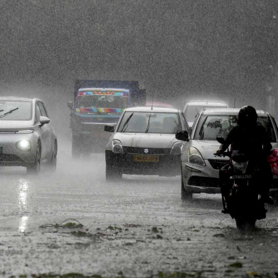 কলকাতা ও আশপাশের এলাকায় বুধবার ঝড়বৃষ্টির সম্ভাবনা।