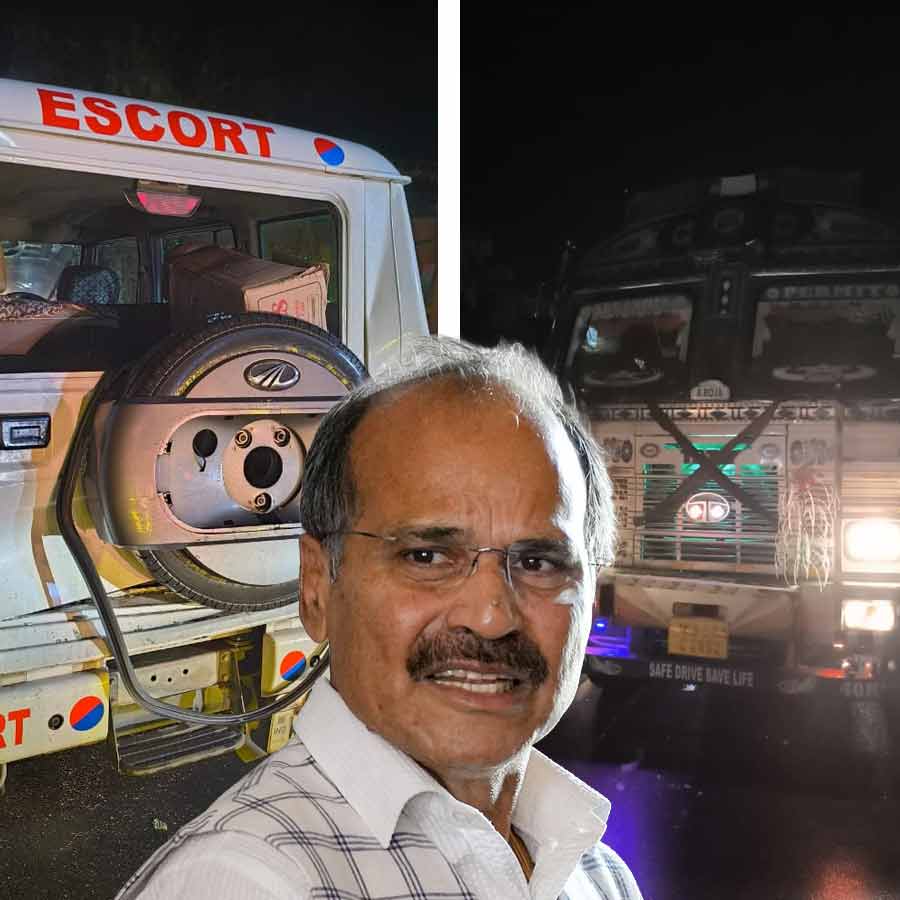 Adhir Ranjan Chowdhury\'s convoy met with an accident, his security personnel got injured