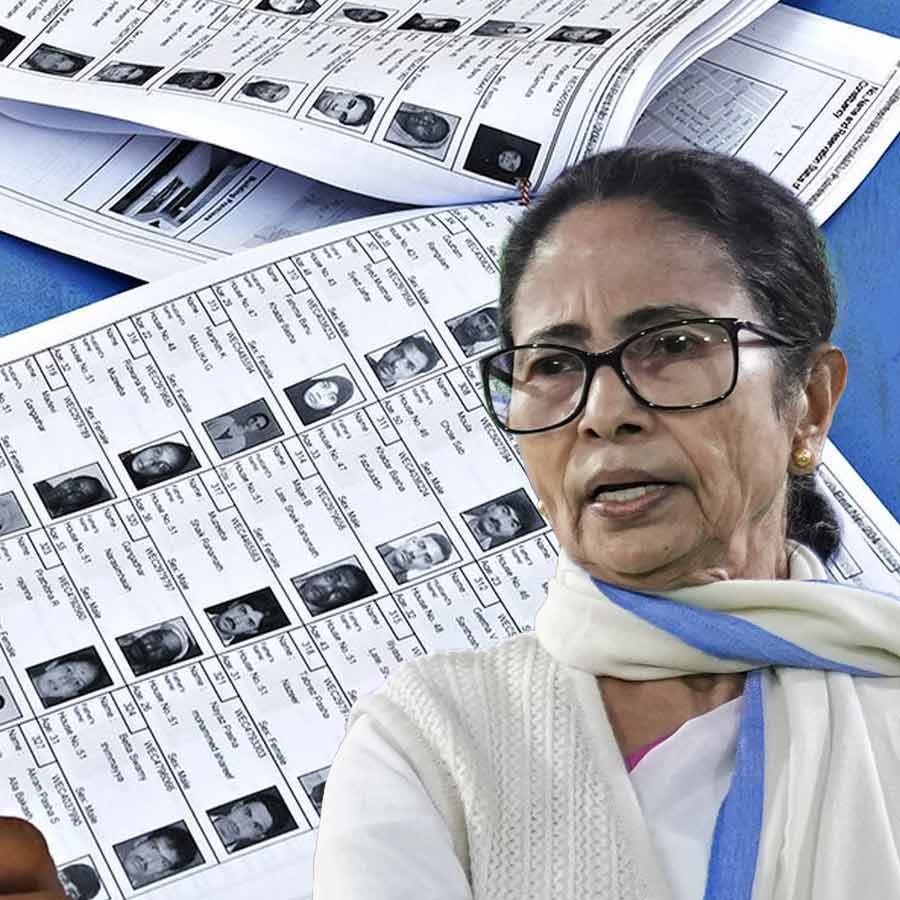 ৫০ হাজারের বেশি নাম বাদ মুখ্যমন্ত্রী মমতা বন্দ্যোপাধ্যায়ের ভবানীপুর কেন্দ্র থেকে।