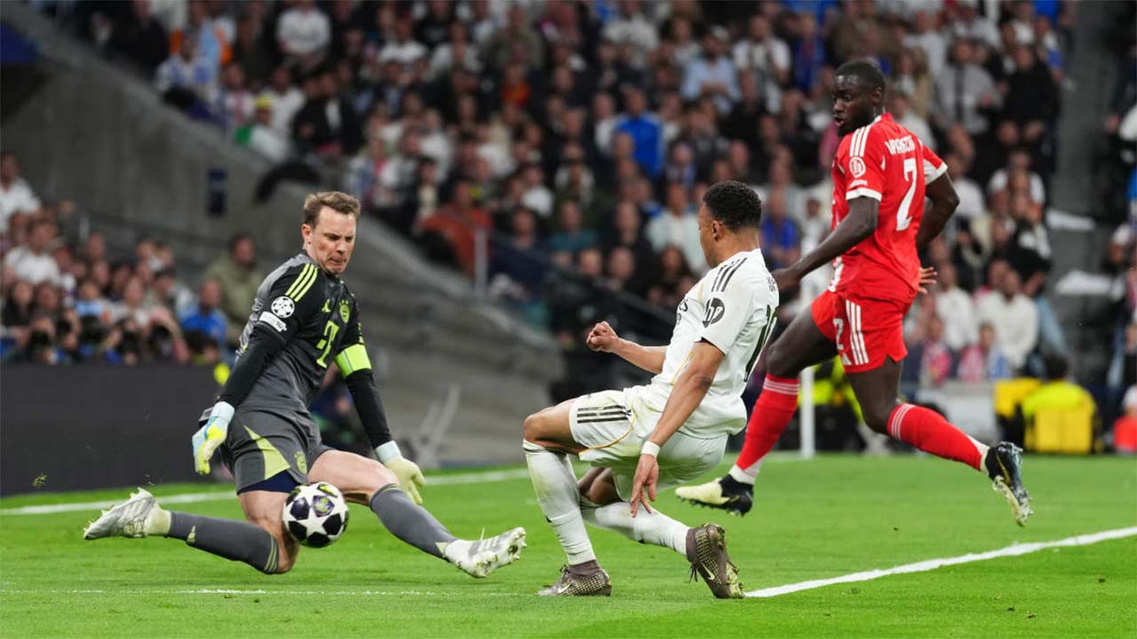 দুর্ভেদ্য: এমবাপের শট আটকানোর মুহূর্তে নয়্যার।