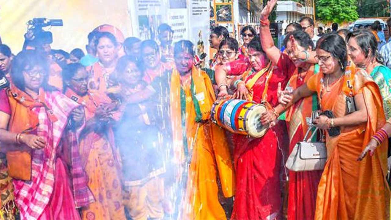 ক্ষমতায়ন: সংসদে মহিলা সংরক্ষণ বিল পেশ হওয়ায় পটনায় বিজেপি মহিলা মোর্চা সদস্যদের উচ্ছ্বাস, ১৯ সেপ্টেম্বর ২০২৩।