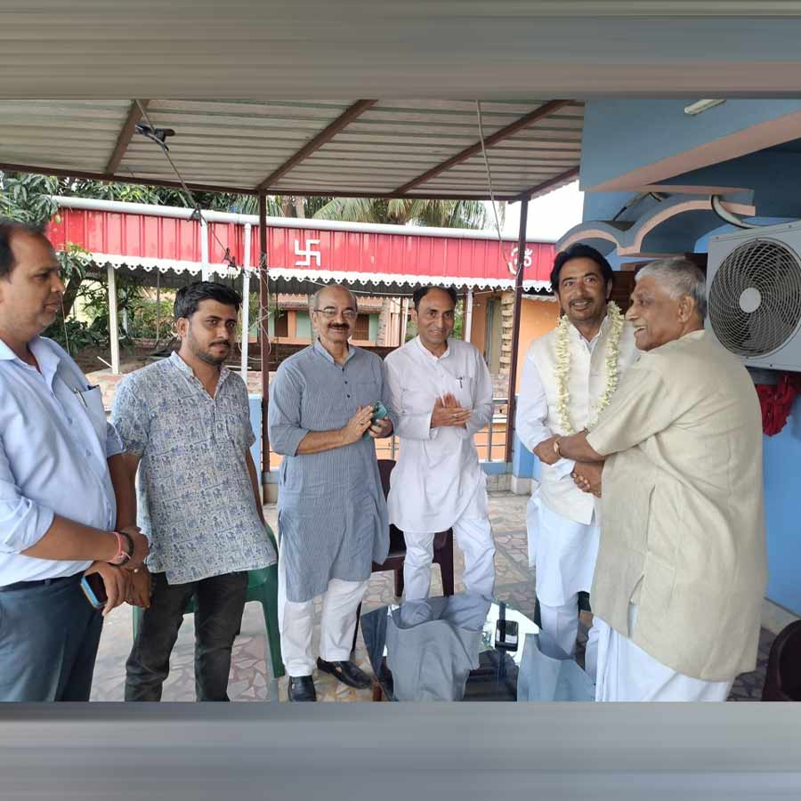 বর্ষীয়ান কংগ্রেস নেতা আব্দুল মান্নানের বাড়িতে এআইসিসি-র পর্যবেক্ষক গুলাম আহমেদ মীর, বি পি সিংহ,