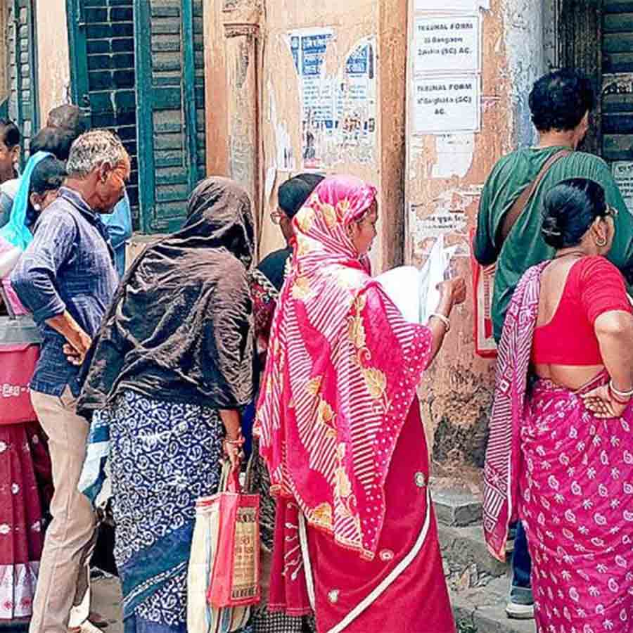 ট্রাইবুনালে আবেদন করার লাইন। বুধবার বনগাঁয়।