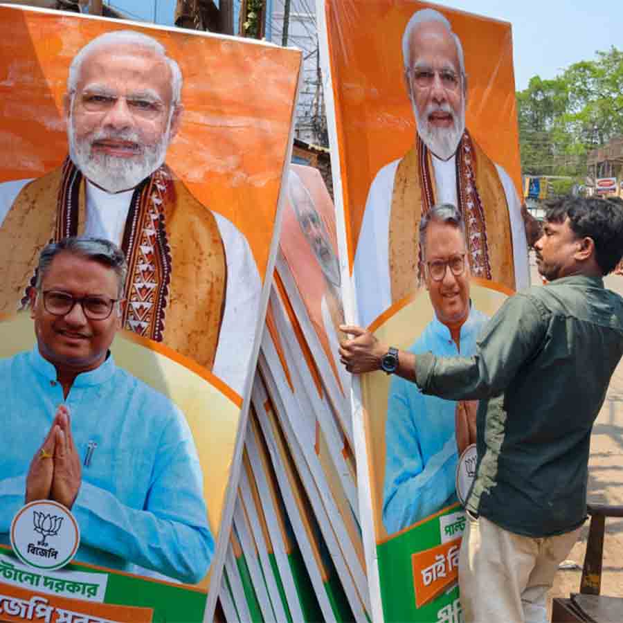 প্রধানমন্ত্রীর সভা আজ। তৈরি করা হয়েছে বিজেপির প্রচার ফ্লেক্স। সিউড়িতে বুধবার।