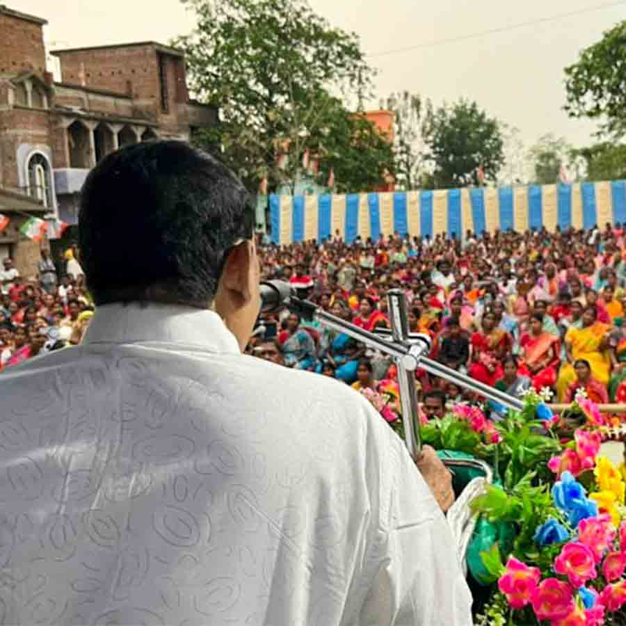 সাঁইথিয়ার হরিসড়া অঞ্চলের নির্বাচনী সভা অনুব্রত মণ্ডলের। বুধবার।