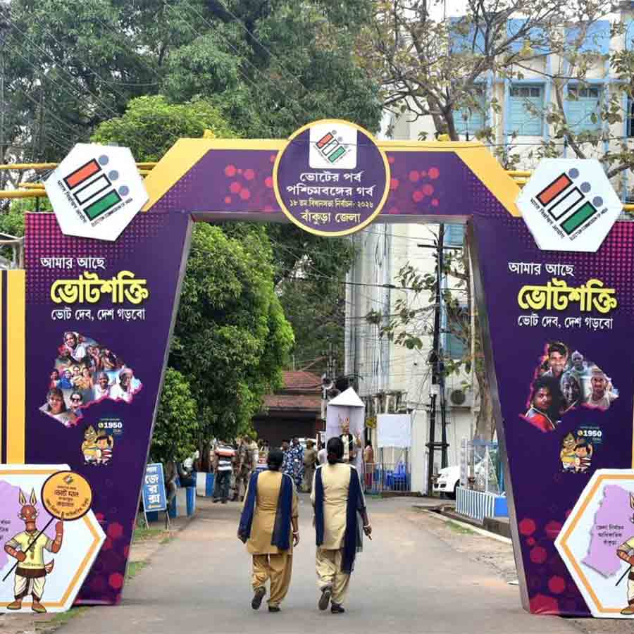 ভোটের সাজ। বাঁকুড়ার জেলাশাসকের দফতরে।