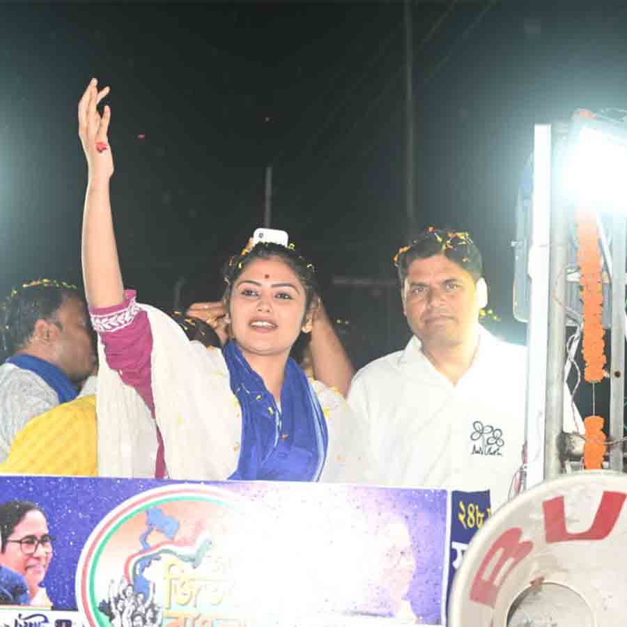 দলীয় প্রার্থী ফাল্গুনী সিংহবাবুর সমর্থনে ইঁদপুরের বাংলা বাজারে রোড শো করলেন তৃণমূল সাংসদ সায়নী ঘোষ। বুধবার।