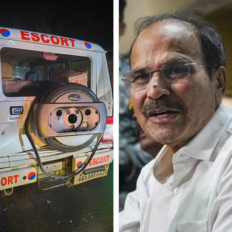 বুধবার অধীর চৌধুরীর কনভয়ে দুর্ঘটনা ঘটে।