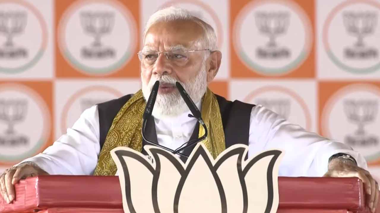 হলদিয়ার সভায় প্রধানমন্ত্রী নরেন্দ্র মোদী।