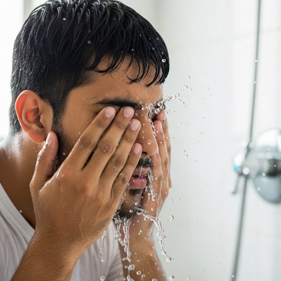 ব্রণের সমস্যা কমাতে পুরুষেরা কী ভাবে যত্ন নেবেন?