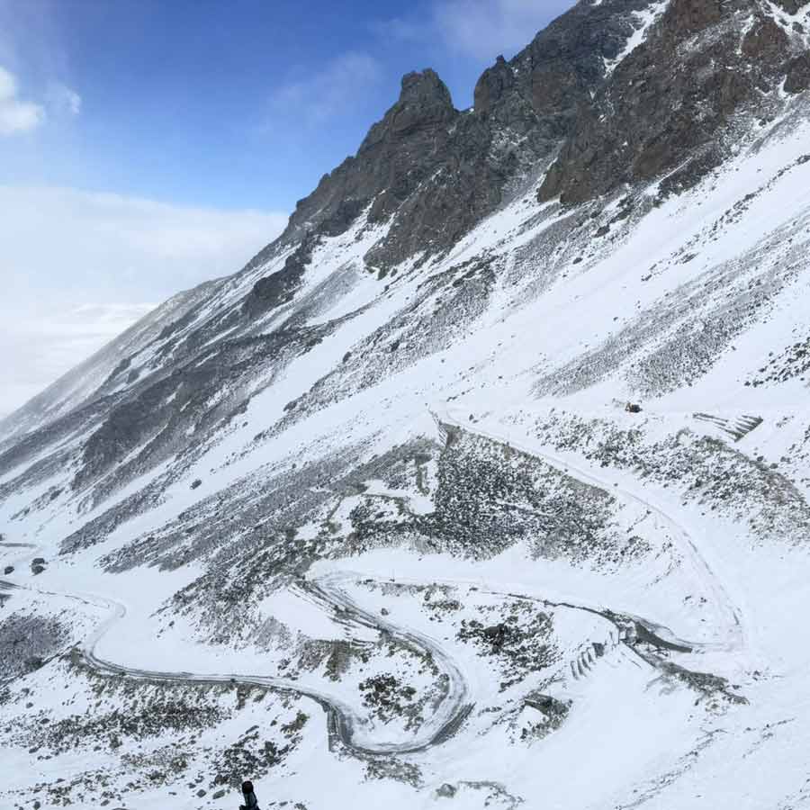 বরফে ঢেকে রয়েছে উত্তর সিকিম। তার মধ্যেই চলছে উদ্ধারকাজ।