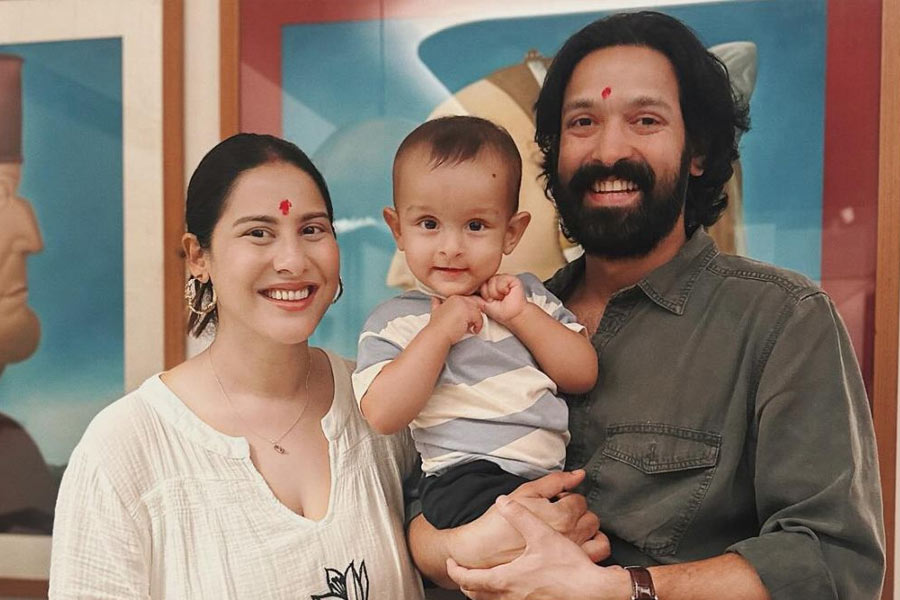 স্ত্রী ও সন্তানকে নিয়ে ক্যামেরাবন্দি বিক্রান্ত।