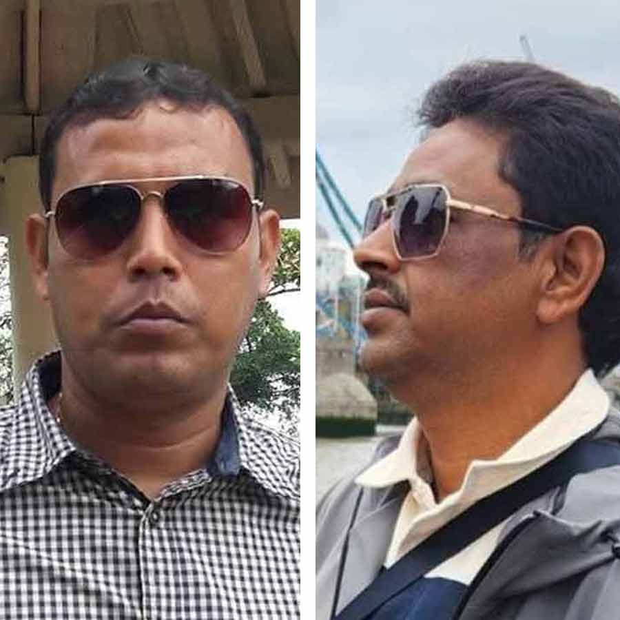 বাঁ দিকে) কিরণ খাঁ। চিন্ময় মণ্ডল (ডান দিকে)।