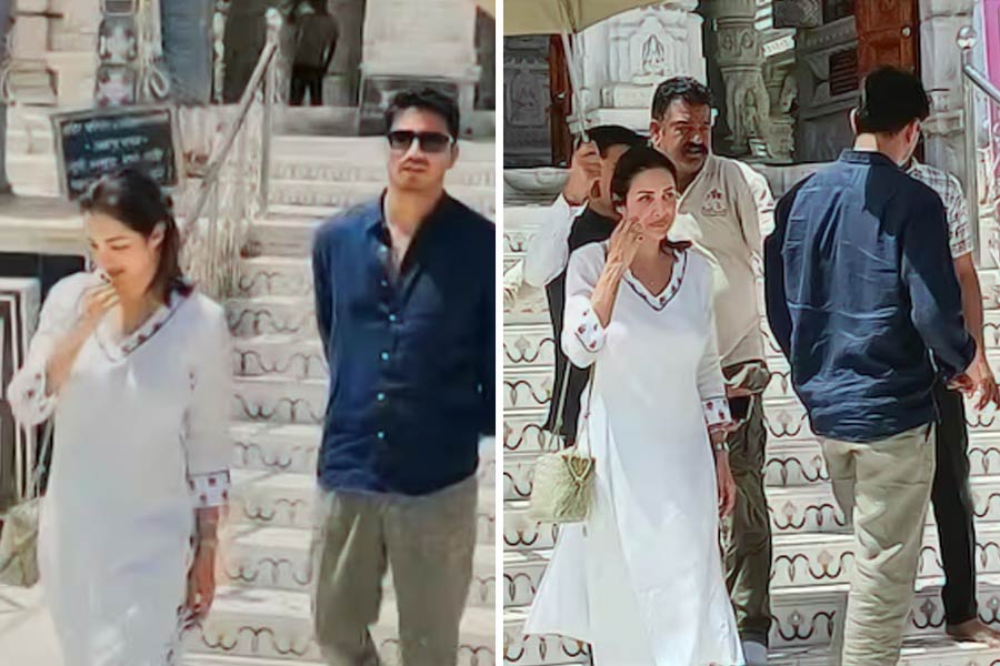 হর্ষের সঙ্গে মন্দিরে পুজো দিতে গেলেন মলাইকা।