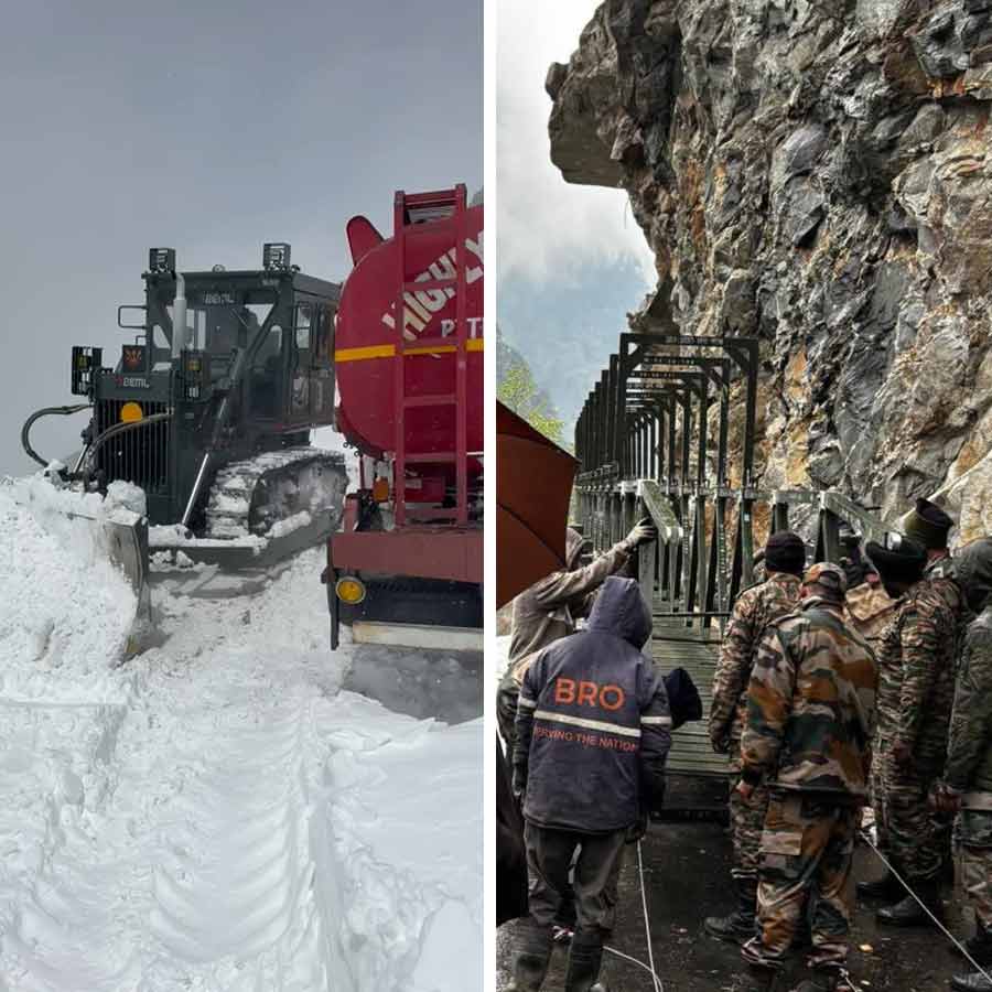 (বাঁ দিকে) বরফে ঢাকা উত্তর সিকিমে চলছে উদ্ধারকাজ। অস্থায়ী ফুটব্রিজ তৈরি করছে সেনা (ডান দিকে)।