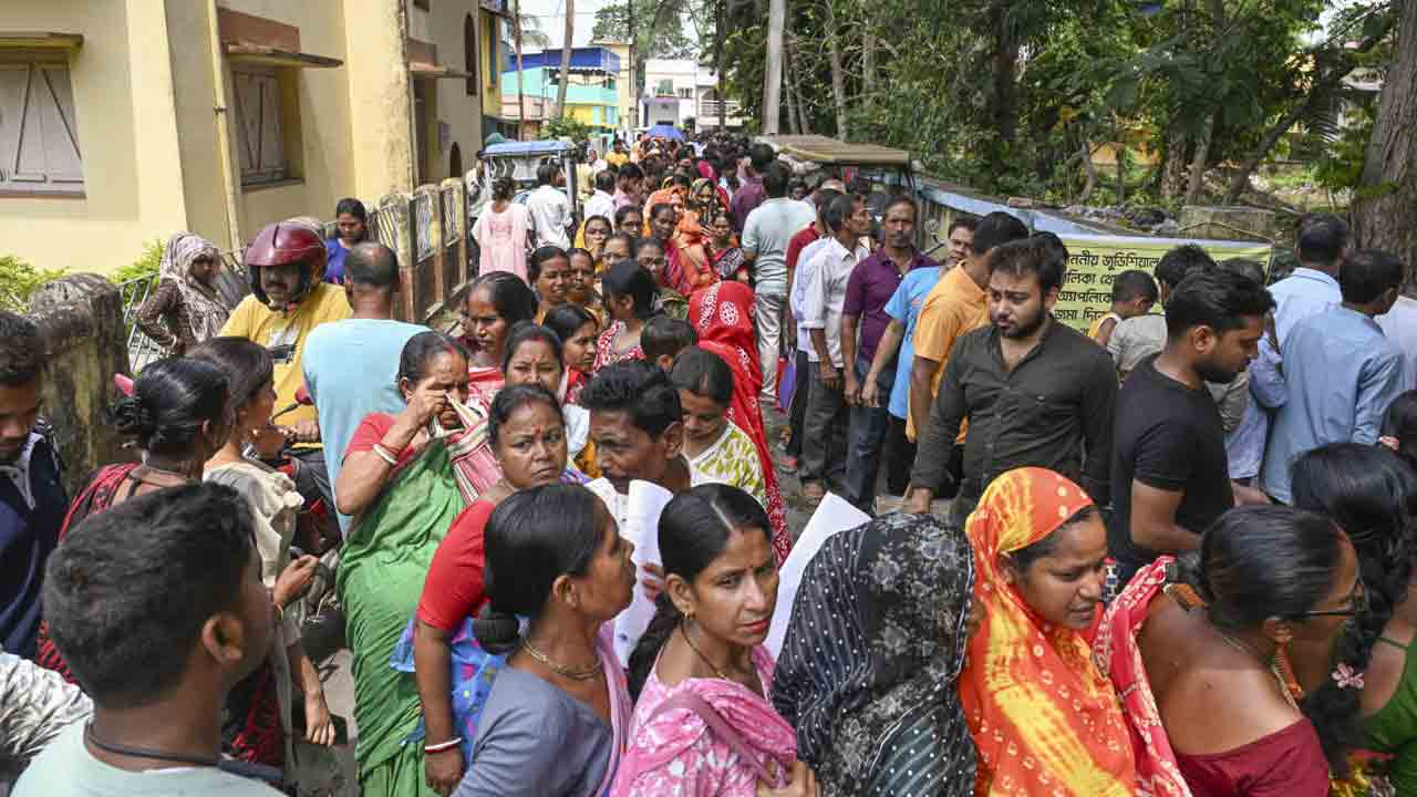 বিবেচনাধীন তালিকা থেকে নাম বাদ পড়ায় ট্রাইবুনালের লাইনে ভোটারেরা। নদিয়ার রানাঘাটে।