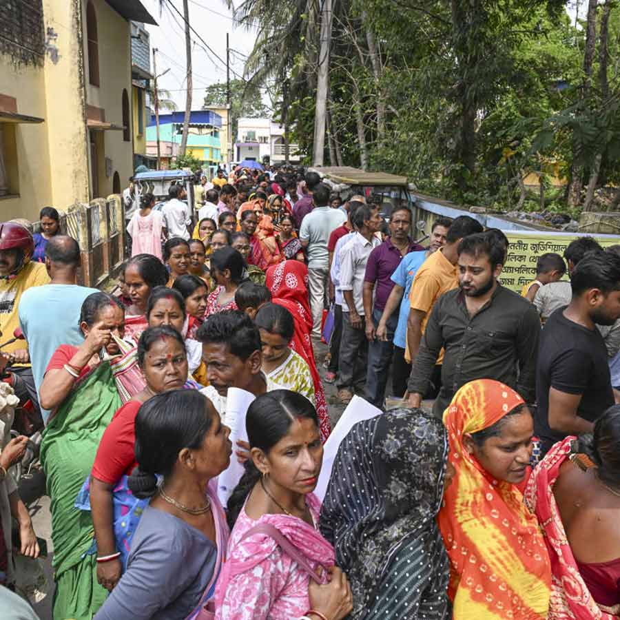 বিবেচনাধীন তালিকা থেকে নাম বাদ পড়ায় ট্রাইবুনালের লাইনে ভোটারেরা। নদিয়ার রানাঘাটে।