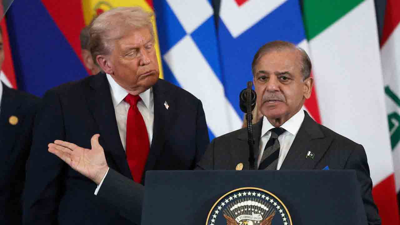 (বাঁ দিকে) ডোনাল্ড ট্রাম্প এবং শাহবাজ় শরিফ  (ডান দিকে)।