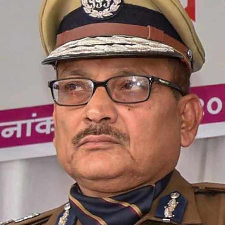 আইপিএস অফিসার। দুঁদে পুলিশকর্তা। ছিলেন বিহারের ডিজিপি। সেই পদ থেকে স্বেচ্ছায় অবসর নিয়ে রাজনীতির ময়দান ঘুরে তিনি এখন আধ্যাত্মিকতার পথে। ভক্তদের নিয়ম করে প্রবচন শোনান। নানা জায়গায় যান। সেই গুপ্তেশ্বর পাণ্ডে আবার আলোচনার কেন্দ্রবিন্দুতে।