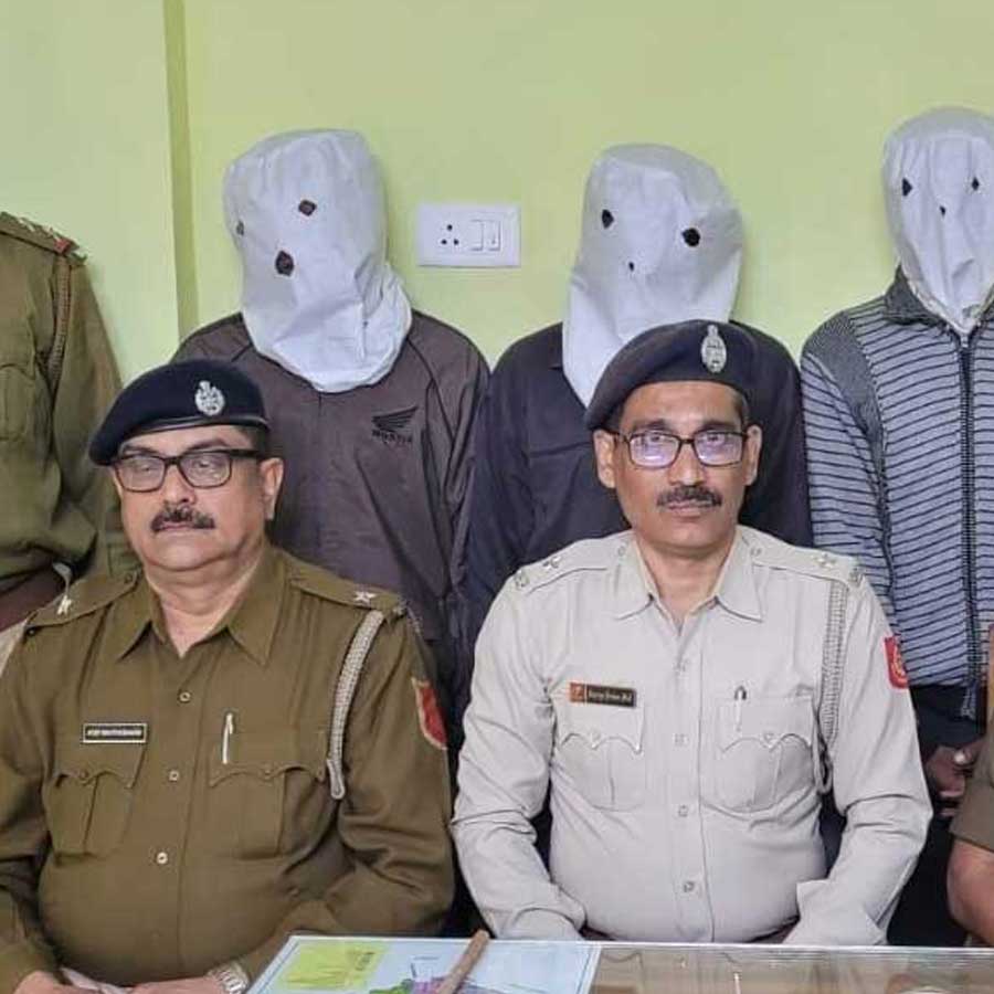 বিহারের প্রাক্তন ডিজিপির দাবি, ওই কর্তা ডাকাতদলগুলিকে সরাসরি সতর্ক করে দিয়েছিলেন। ডাকাতির ক্ষেত্রে পুলিশের কড়াকড়ি ছিল। তাই ডাকাতির পরিবর্তে দলগুলিকে মুক্তিপণের জন্য ধনীদের অপহরণ করার পরামর্শ দেন ওই আইপিএস অফিসার।