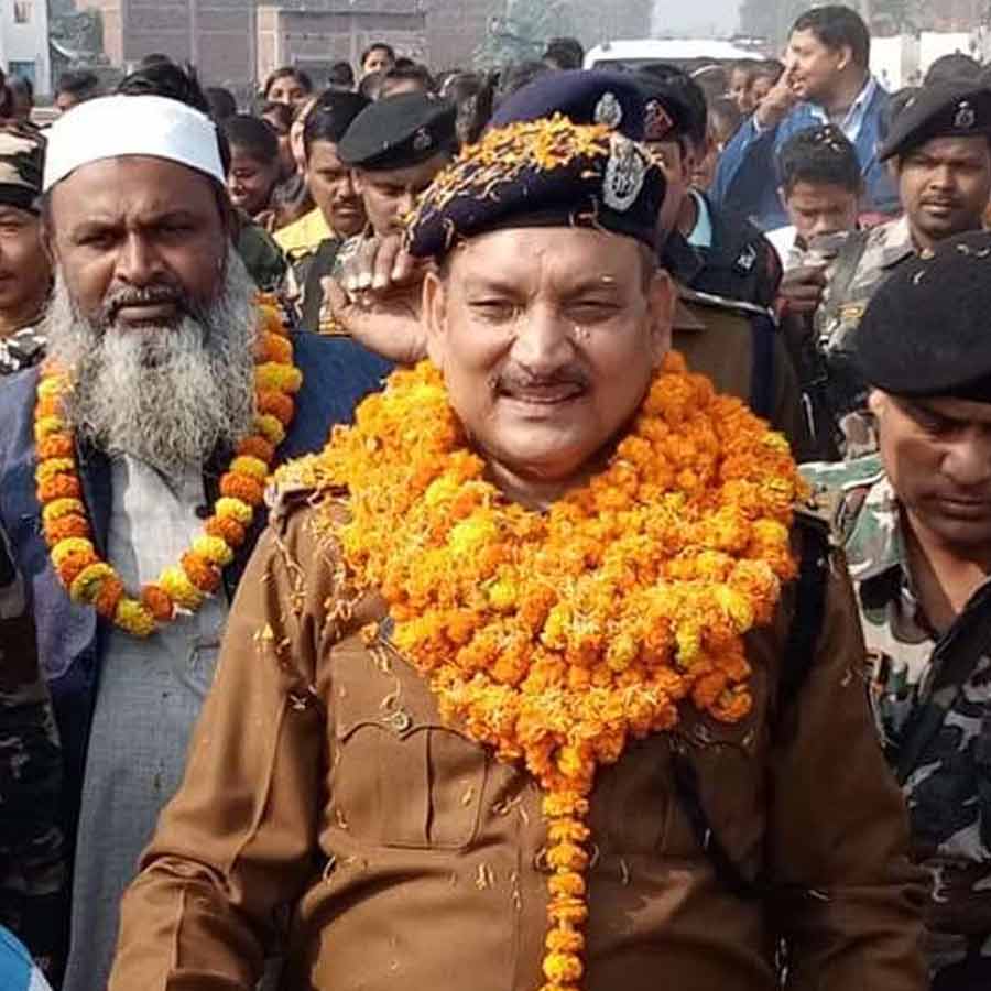 সংবাদমাধ্যমের সঙ্গে কথা বলার সময় অপহরণ সংক্রান্ত অপরাধের পরিস্থিতি নিয়ন্ত্রণে আনার জন্য বিহারের মুখ্যমন্ত্রী নীতীশ কুমারকে কৃতিত্বও দিয়েছেন গুপ্তেশ্বর। তাঁর দাবি, নীতীশ মুখ্যমন্ত্রী হিসাবে দায়িত্বগ্রহণের পর কঠোর প্রশাসনিক ব্যবস্থা এবং পুলিশি সংস্কার করা হয়েছে। ফলে অপহরণের ঘটনা উল্লেখযোগ্য ভাবে কমে গিয়েছে এবং রাজ্যে আইনশৃঙ্খলা পরিস্থিতির সার্বিক উন্নতি ঘটেছে। তবে আইপিএস কর্তাকে নিয়ে গুপ্তেশ্বরের দাবি স্বাভাবিক ভাবেই চাঞ্চল্য ছড়িয়েছে বিহারে। বিতর্ক তৈরি হয়েছে। খবরের শিরোনামে উঠে এসেছেন গুপ্তেশ্বর।