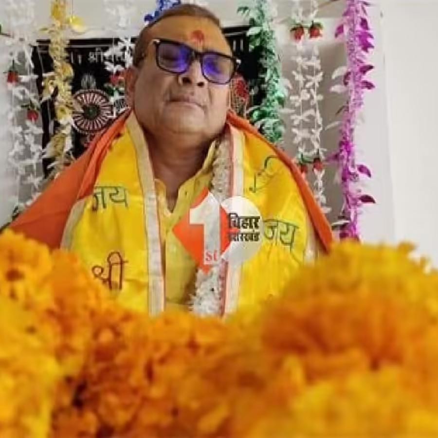 নীতীশের বাসভবনে গুপ্তেশ্বরের জেডিইউ দলে যোগদানের ছবি সে সময় সমাজমাধ্যমে ছেয়ে গিয়েছিল। দলে যোগ দিয়েই বক্সারে জেডিইউ কর্মীদের সঙ্গে একের পর এক সভা করেছিলেন প্রাক্তন পুলিশকর্তা।