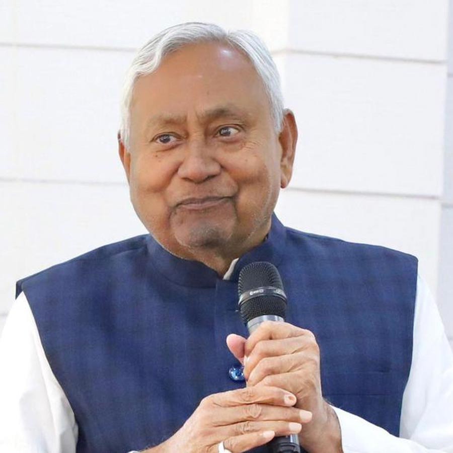 রাজনীতিতে পা রাখার জন্য গুপ্তেশ্বরের সেটিই প্রথম ‘ব্যর্থ প্রচেষ্টা’ ছিল না। ২০০৯ সালেও বক্সার থেকে লোকসভা নির্বাচনে বিজেপির টিকিট পাওয়ার আশায় পদত্যাগ করেছিলেন তিনি। বিজেপি টিকিট না দেওয়ায় মুখ্যমন্ত্রী নীতীশ তাঁকে চাকরিতে পুনর্বহাল হতে সাহায্য করেছিলেন। তবে ২০২০ সালের বিধানসভা নির্বাচনের পর আর চাকরিতে ফেরেননি গুপ্তেশ্বর।