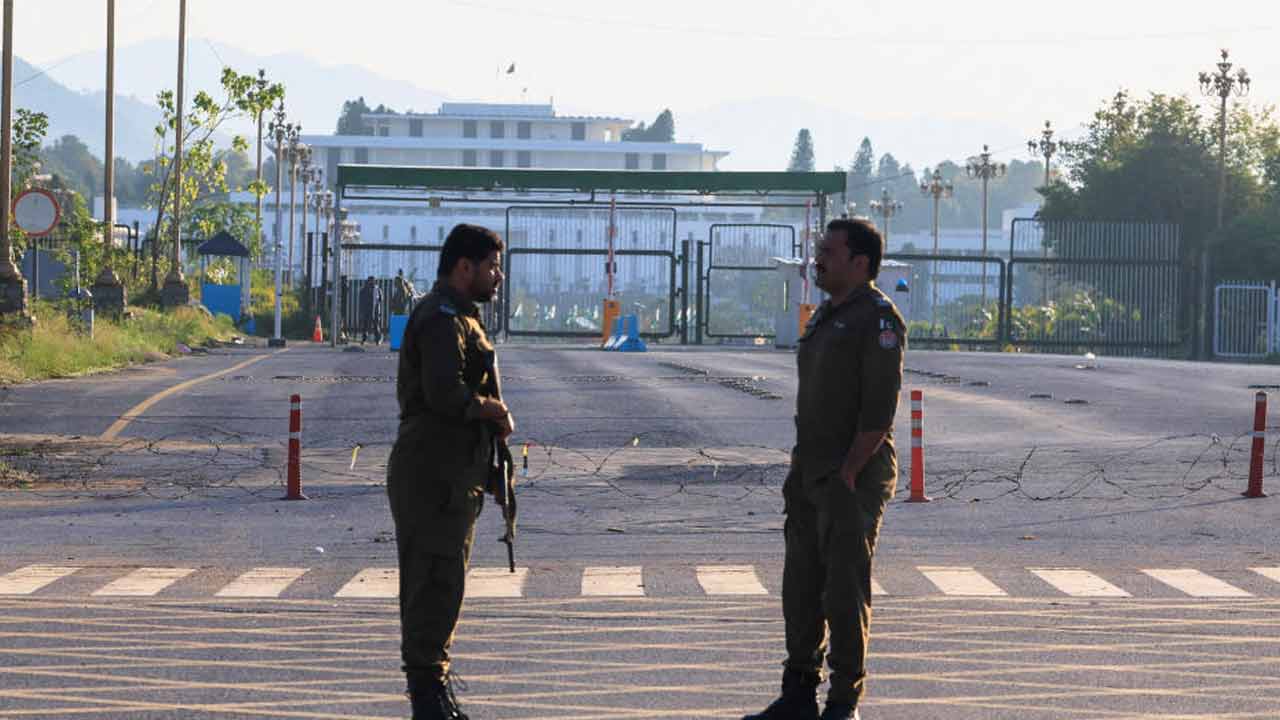ইসলামাবাদে প্রেসিডেন্ট হাউসের বাইরে নিরাপত্তা। ছবি: রয়টার্স।