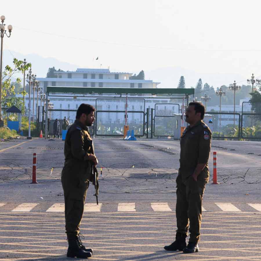 ইসলামাবাদে প্রেসিডেন্ট হাউসের বাইরে নিরাপত্তা। ছবি: রয়টার্স।