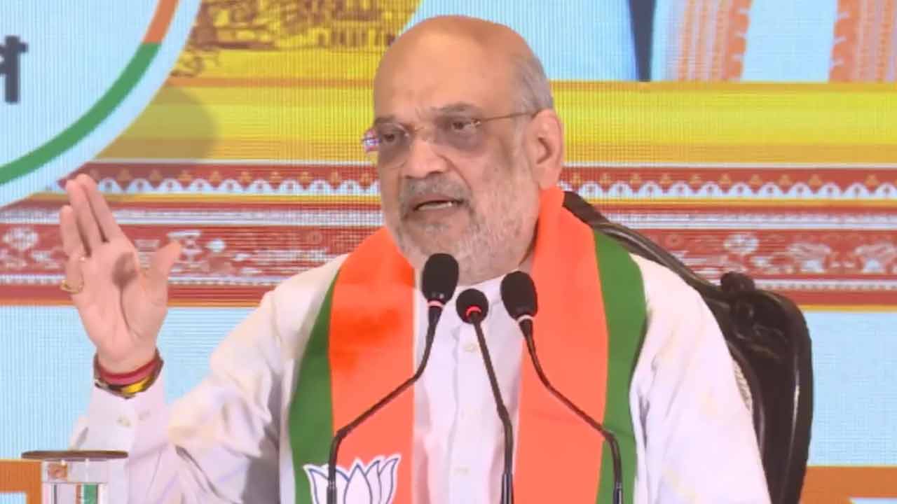 পশ্চিমবঙ্গে বিজেপির ইস্তাহার প্রকাশের অনুষ্ঠানে কেন্দ্রীয় স্বরাষ্ট্রমন্ত্রী অমিত শাহ।