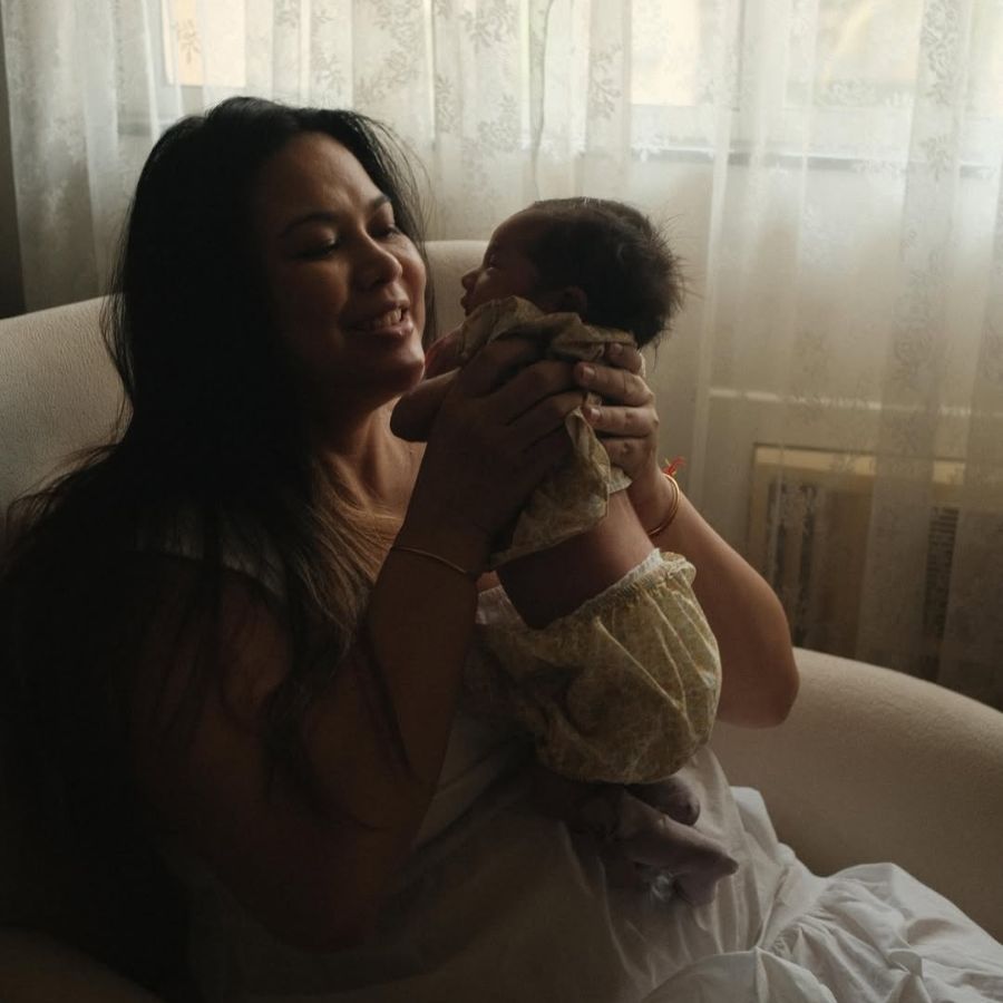 মেয়েকে কোলে নিয়ে লিন। 