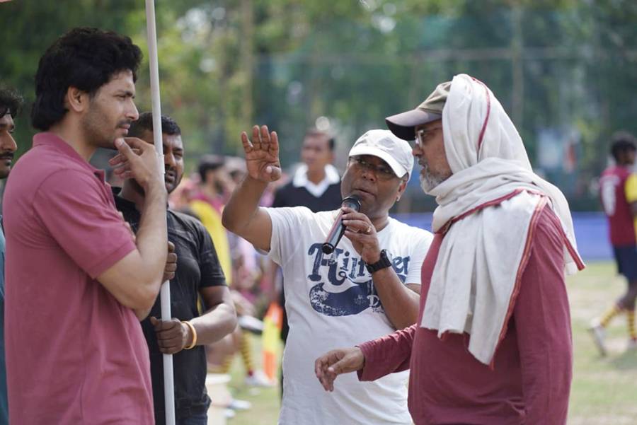 শট বুঝে নিচ্ছেন অর্জুন চক্রবর্তী, ঋত্বিক চক্রবর্তী।