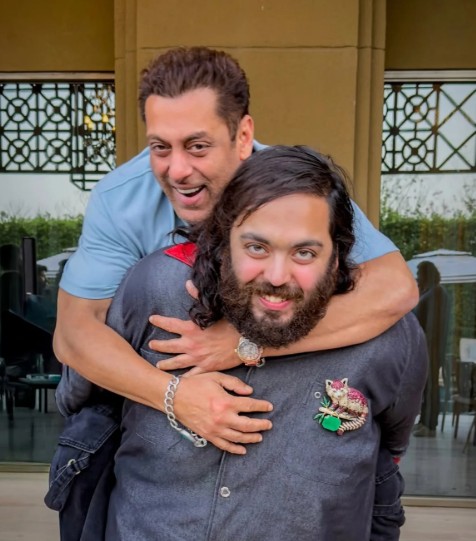 অনন্তের কাঁধে সলমন। 