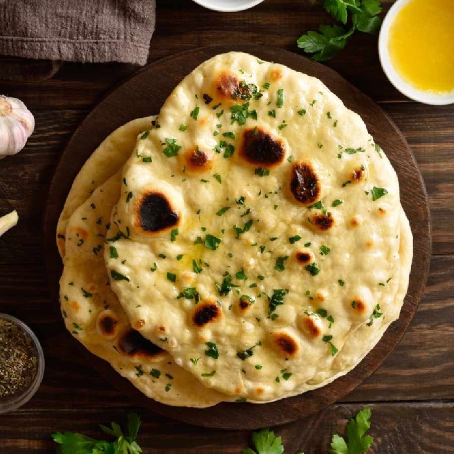 তাওয়াতেই বানিয়ে ফেলুন গার্লিক নান।