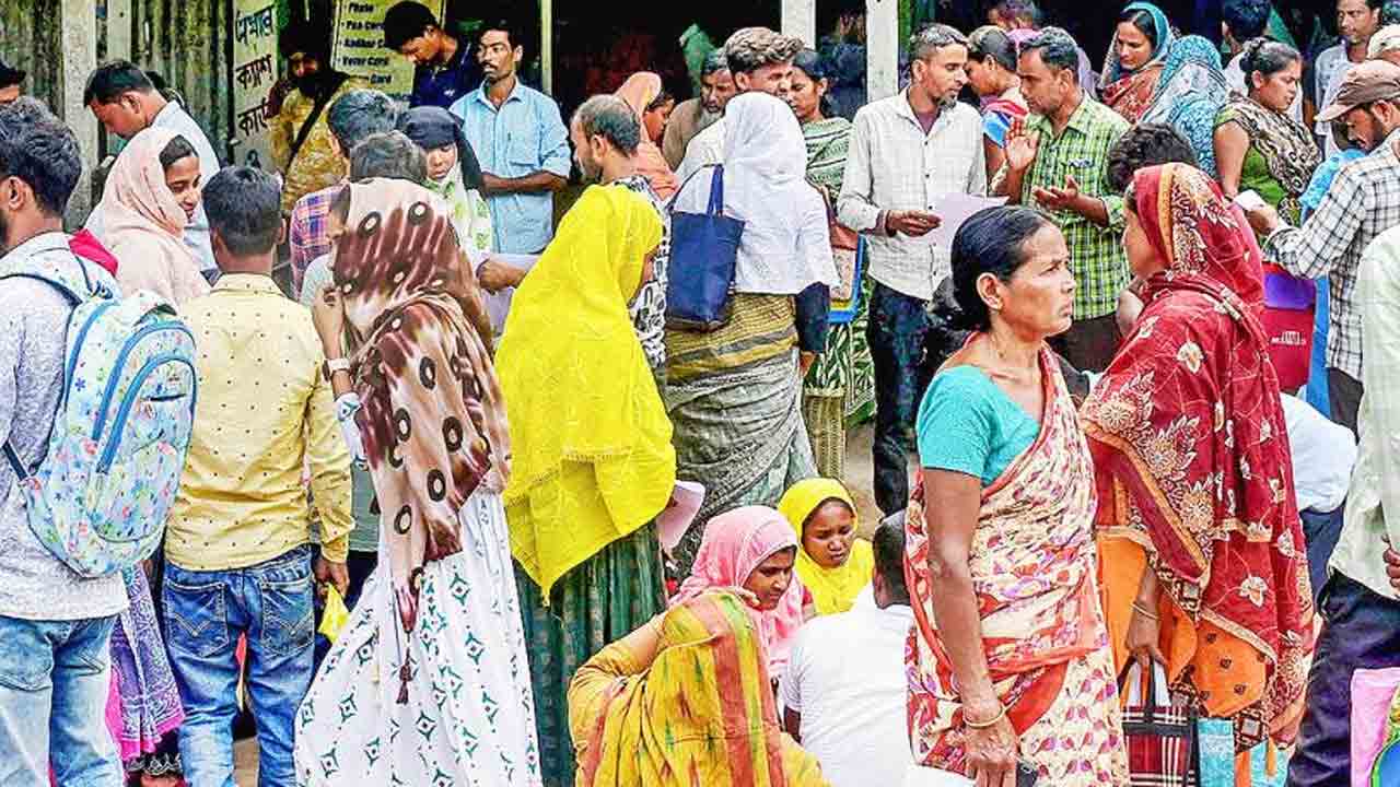 উপেক্ষিত: এসআইআর-এ নাম বাদ পড়া মানুষের ভিড়, স্পেশাল ট্রাইবুনালে আবেদনের অপেক্ষায়। বালুরঘাট, এপ্রিল ২০২৬।