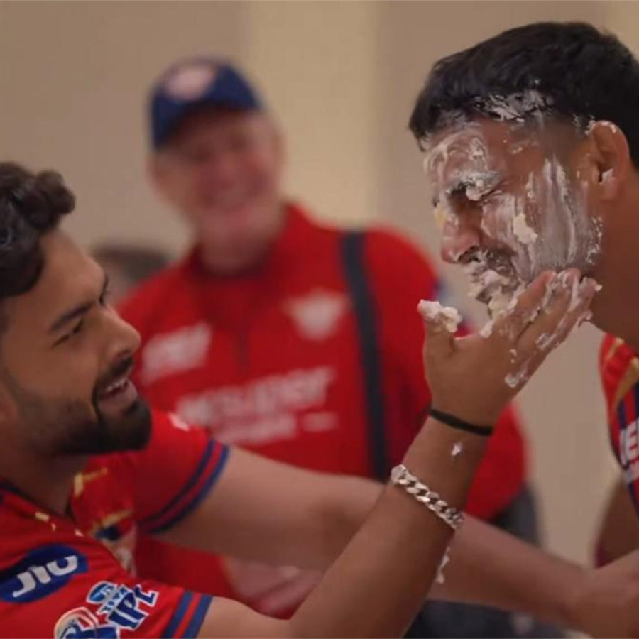 উৎসব: মুকুলকে কেক মাখিয়ে দিচ্ছেন অধিনায়ক ঋষভ।