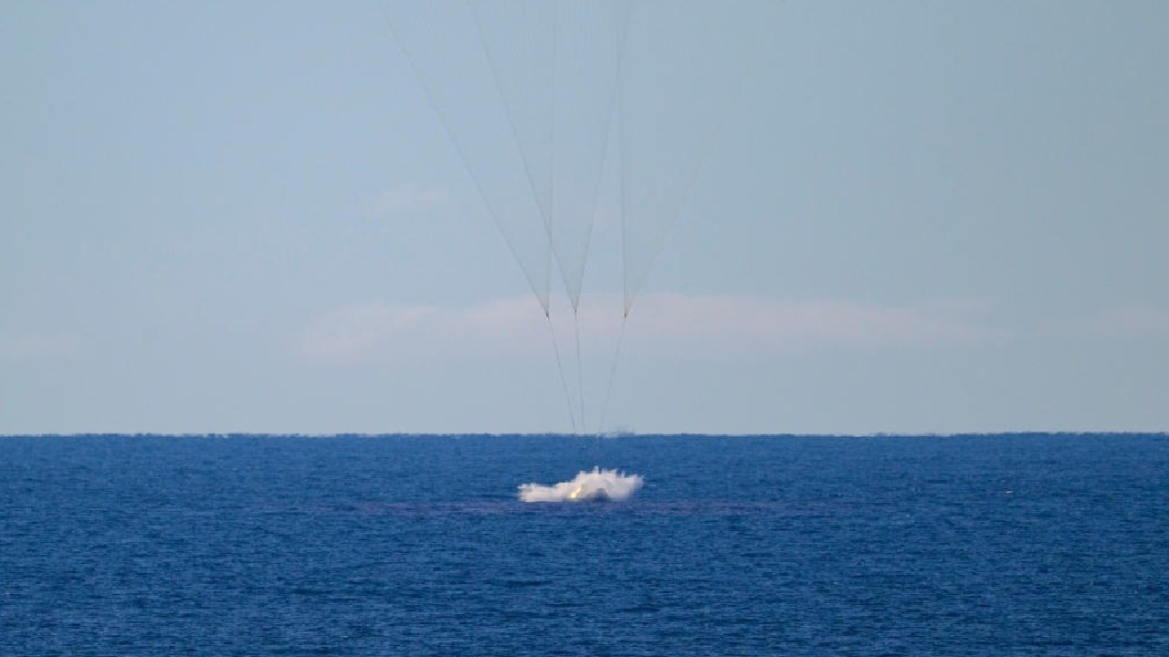 চার মহাকাশচারীকে নিয়ে দক্ষিণ ক্যালিফর্নিয়ার উপকূলে প্রশান্ত মহাসাগরে অবতরণ করেছে নাসার ক্যাপসুল।