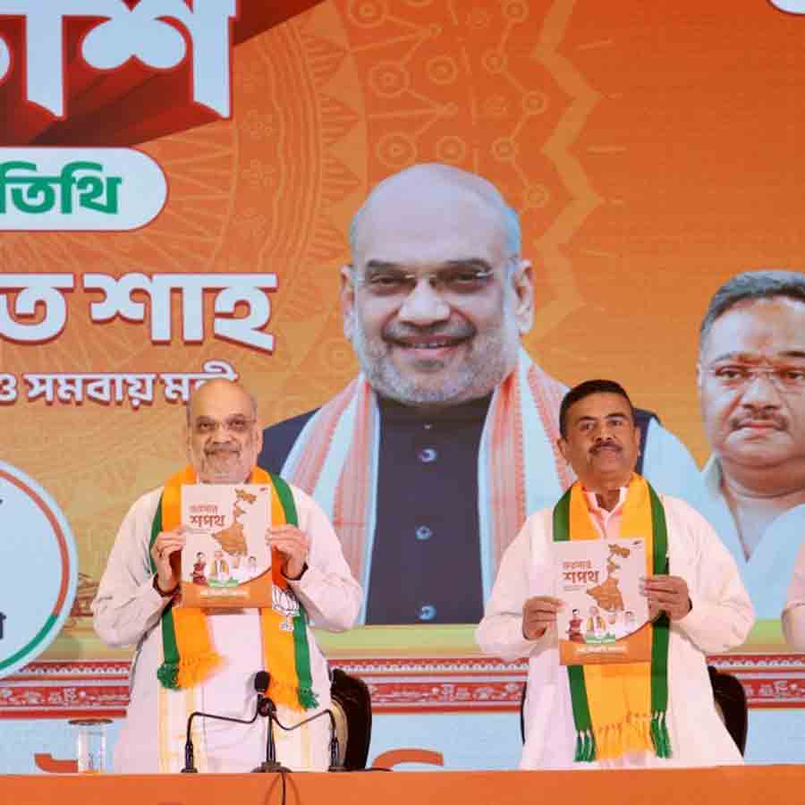 ‘সংকল্প পত্র’ প্রকাশের অনুষ্ঠানে কেন্দ্রীয় স্বরাষ্ট্রমন্ত্রী অমিত শাহের সঙ্গে বিজেপির রাজ্য নেতারা। নিউ টাউনের হোটেলে।