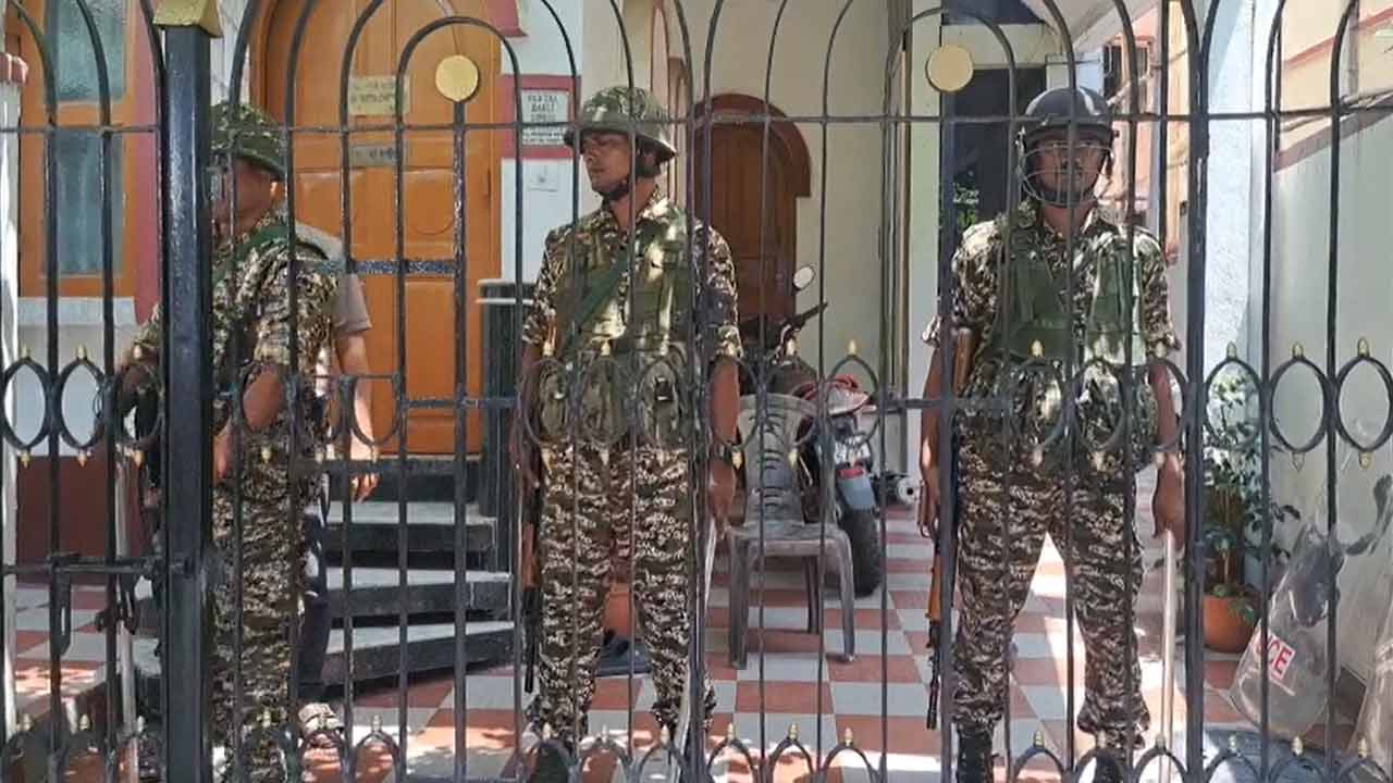 পার্থ চট্টোপাধ্যায়ের নাকতলার বাড়িতে ইডি। শনিবার।