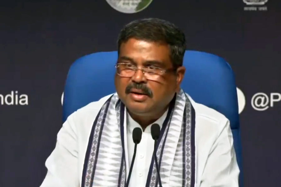 Why does Union Education Minister Dharmendra Pradhan propose to replace GMT with Mahakal Standard Time